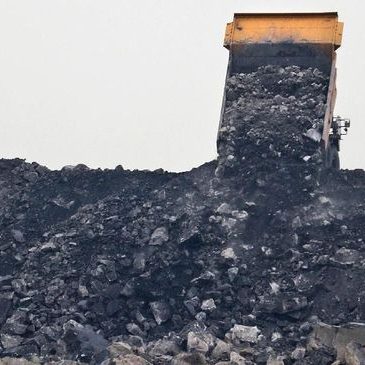 Penurunan harga komoditas mengancam penerimaan PNBP. Ilustrasi. (AP Photo/Aijaz Rahi)