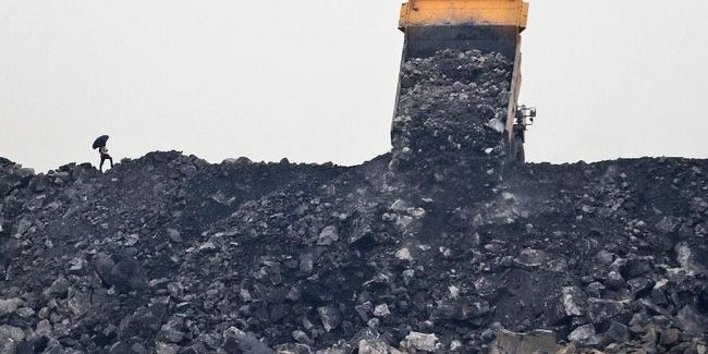 Penurunan harga komoditas mengancam penerimaan PNBP. Ilustrasi. (AP Photo/Aijaz Rahi)