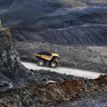 PTBA menargetkan penjualan batu bara sebesar 29,9 juta ton pada 2020 atau meningkat 8 persen dari tahun lalu. Ilustrasi. (ANTARA FOTO/Nova Wahyudi).