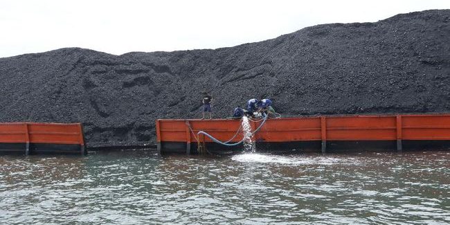 kebocoran-kapal-tongkang-pengangkut-batu-bara-4_169