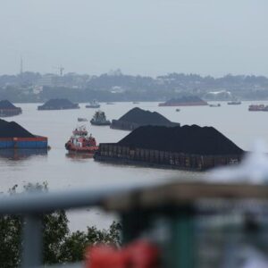 sejumlah-perahu-tongkang-batu-bara-melintas-di-sungai-mahakam-kota-samarinda-kalimantan-timur-rabu-2472024-sungai-mahakam-berf-1_169