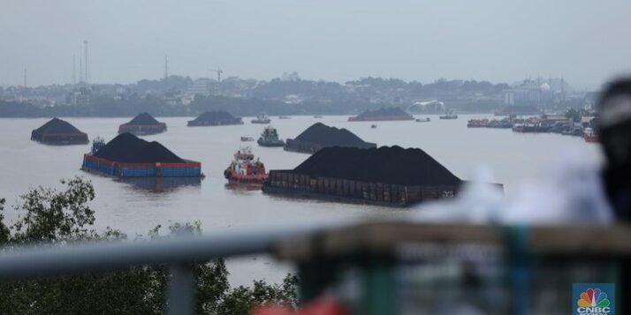 sejumlah-perahu-tongkang-batu-bara-melintas-di-sungai-mahakam-kota-samarinda-kalimantan-timur-rabu-2472024-sungai-mahakam-berf-1_169