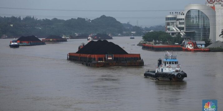 sejumlah-perahu-tongkang-batu-bara-melintas-di-sungai-mahakam-kota-samarinda-kalimantan-timur-rabu-2472024-sungai-mahakam-berf-6_169