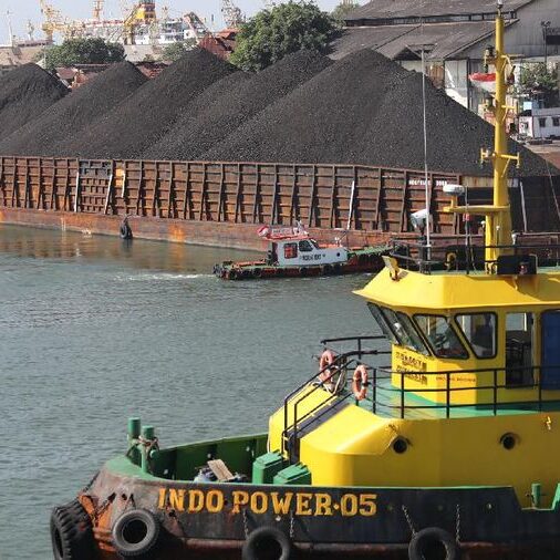 Foto: Kapal tongkang Batu Bara (CNBC Indonesia/Tri Susilo)